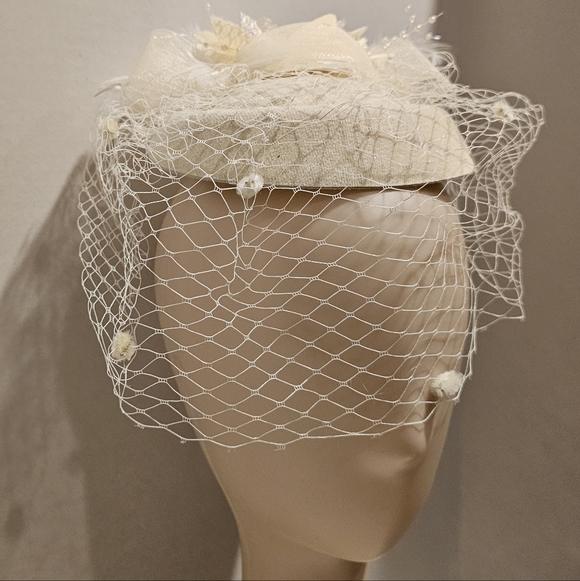 Elegant British Style Cream Pillbox Fascinator with Dotted Veil NWT main image 9